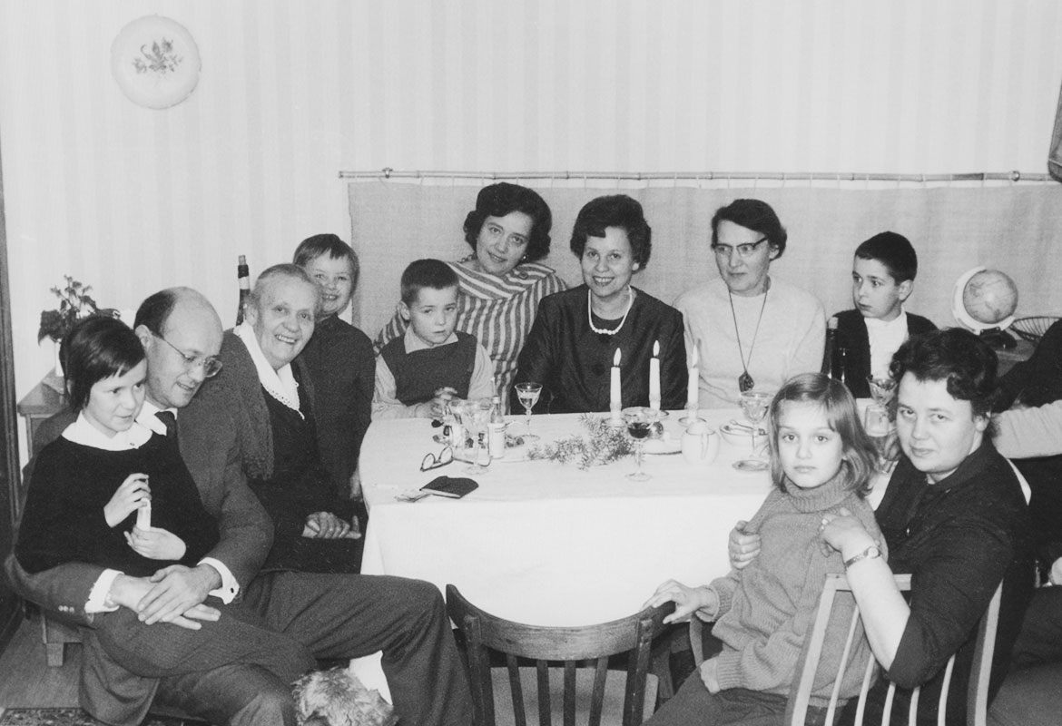 Foto aus den 50er/60er Jahren: Familie am Kaffeetisch