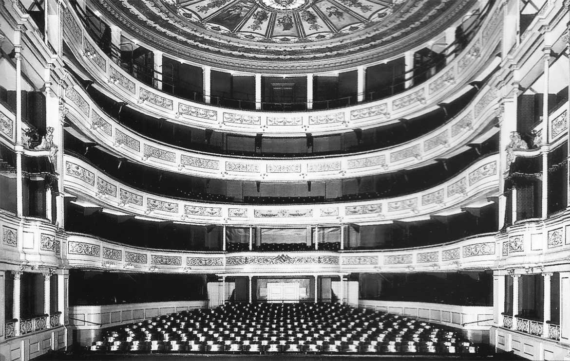 historisches Foto eines Thatersaals: Blick aufs Auditorium