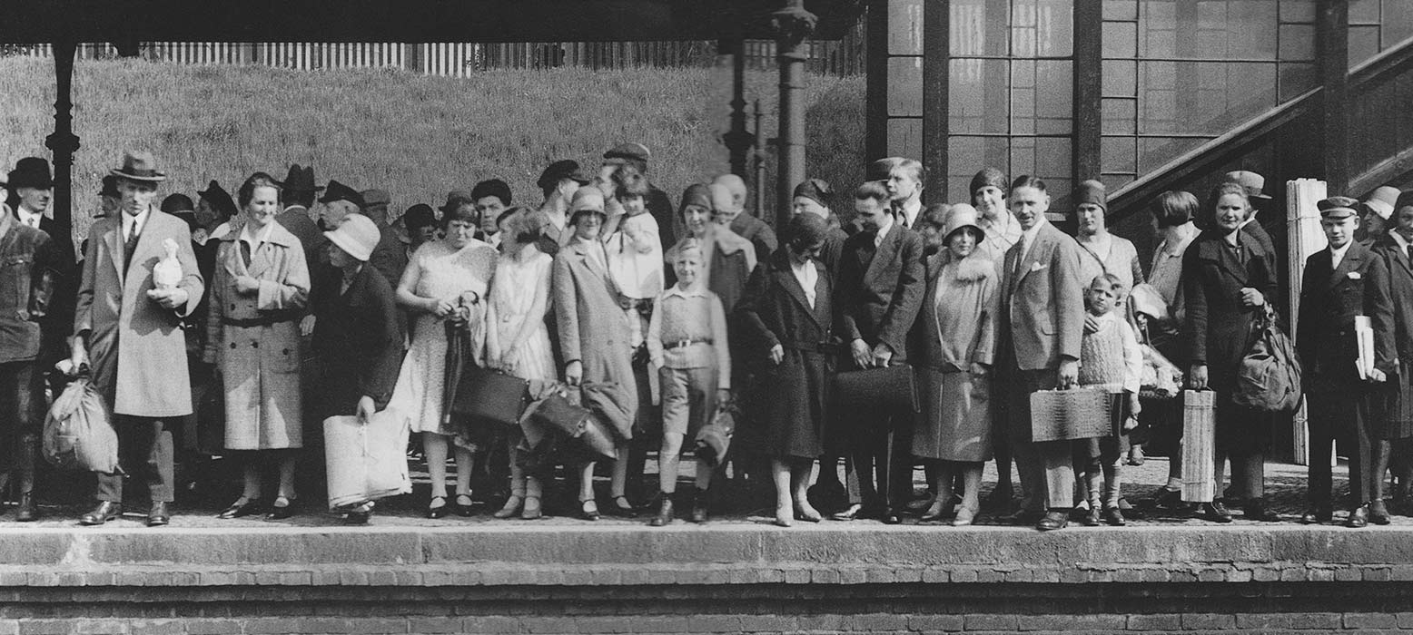 Historisches Foto: viele Menschen am Bahnsteig